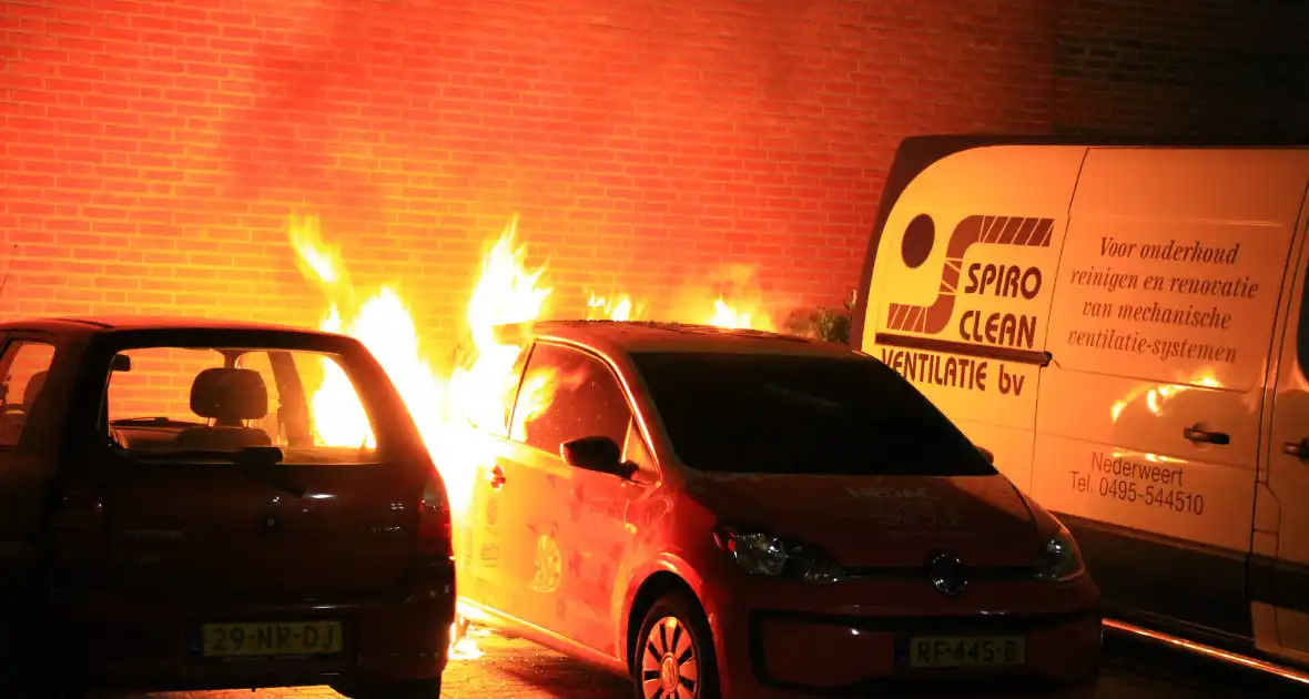 Auto zwaar beschadigd door brand, politie gaat uit van brandstichting
