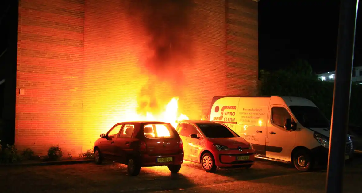 Auto zwaar beschadigd door brand, politie gaat uit van brandstichting - Foto 2