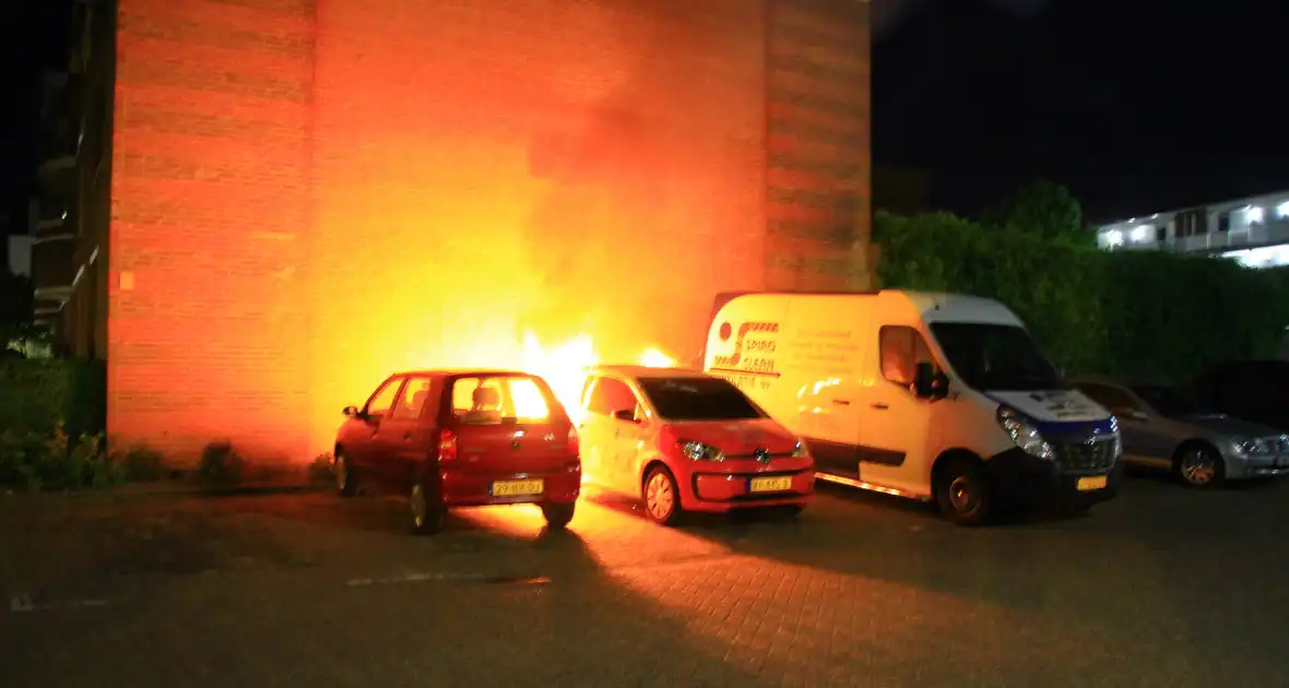 Auto zwaar beschadigd door brand, politie gaat uit van brandstichting - Foto 5