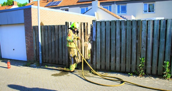 Brandstichting bij schutting van woning - Afbeelding 7