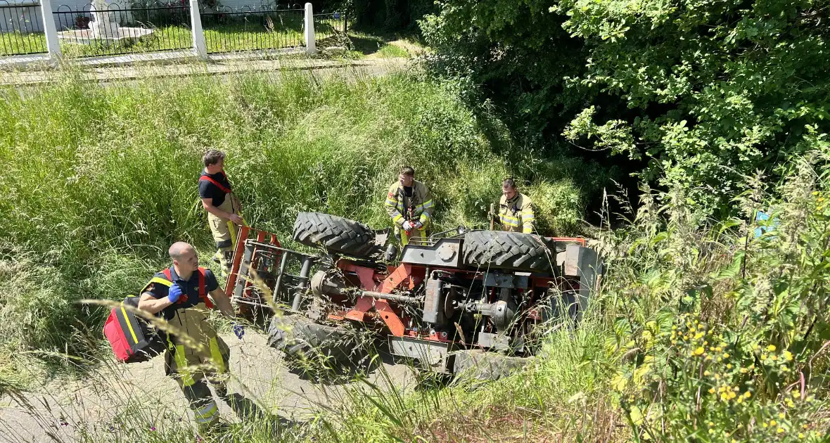 Tractor gekanteld, bestuurder gewond - Foto 2