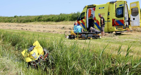 Quad belandt in sloot - Afbeelding 1