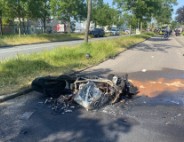 Motor uitgebrand bij ongeval, bestuurder gewond
