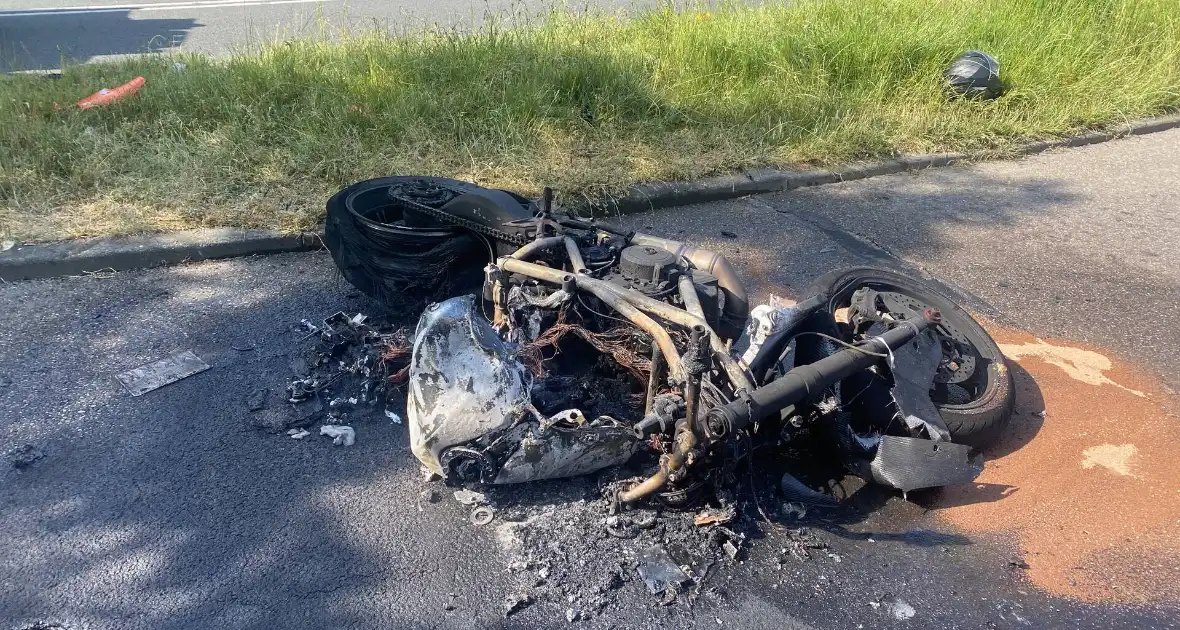 Motor uitgebrand bij ongeval, bestuurder gewond - Foto 2