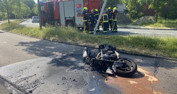 Motor uitgebrand bij ongeval, bestuurder gewond - Afbeelding 3