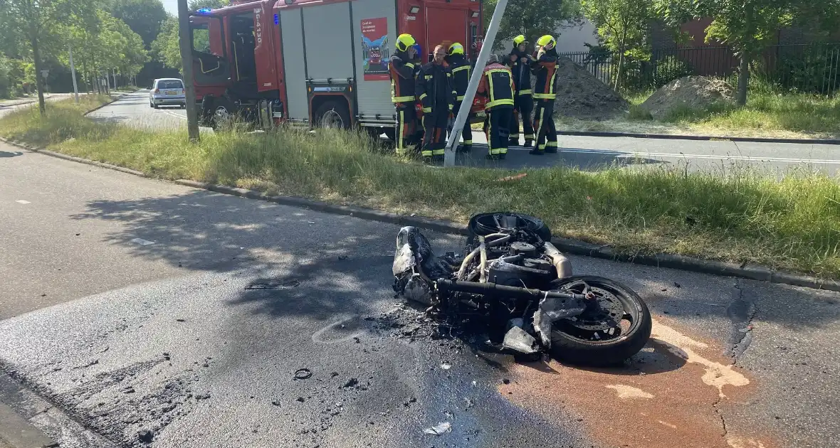 Motor uitgebrand bij ongeval, bestuurder gewond - Foto 3