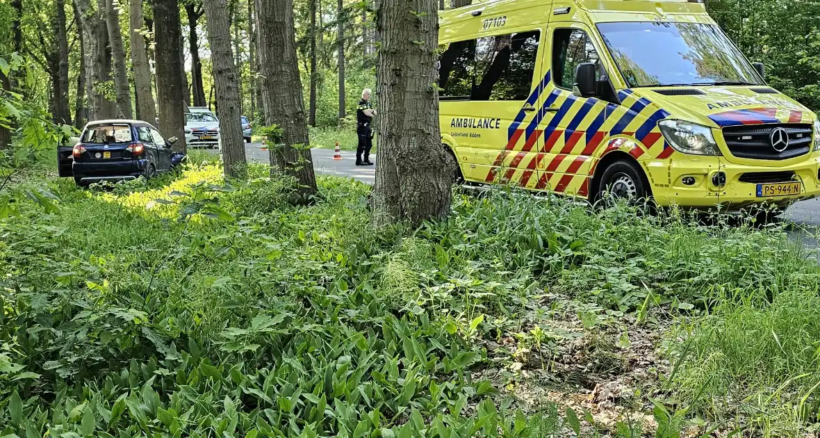 Brommobiel klapt op boom - Foto 2