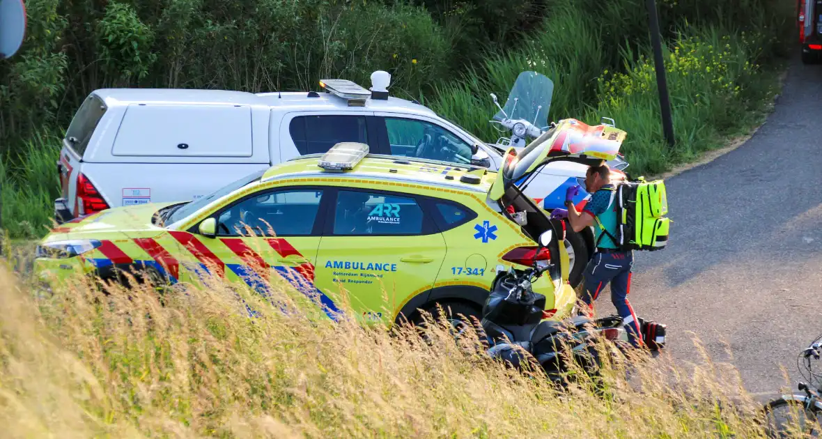 Auto belandt in sloot bij eenzijdig ongeval - Foto 1