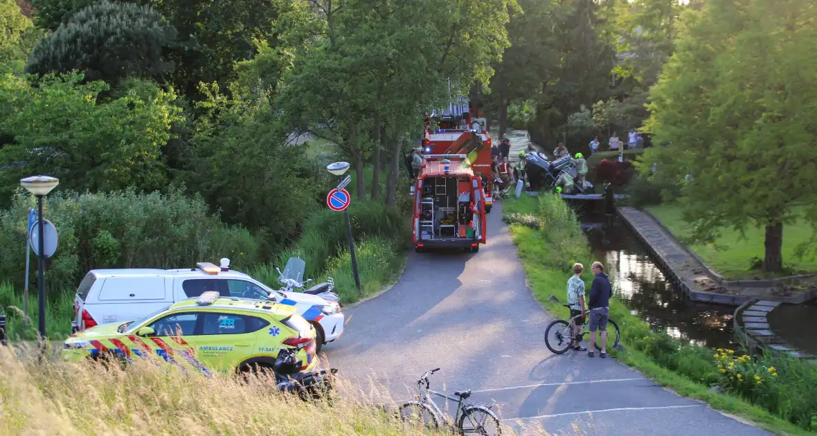 Auto belandt in sloot bij eenzijdig ongeval - Foto 2