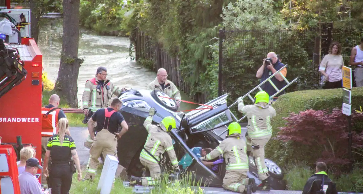 Auto belandt in sloot bij eenzijdig ongeval - Foto 3