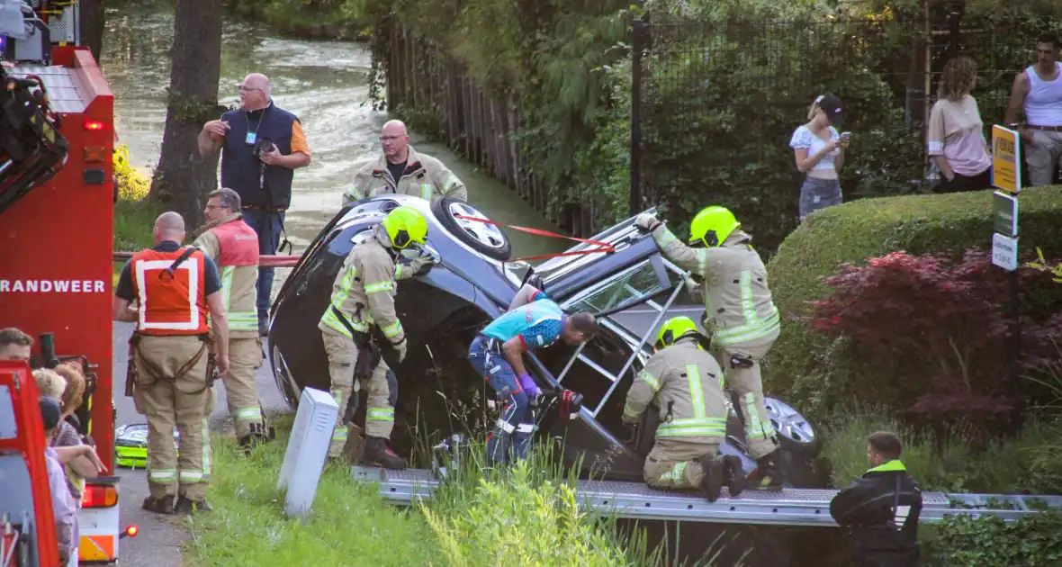 Auto belandt in sloot bij eenzijdig ongeval - Foto 4