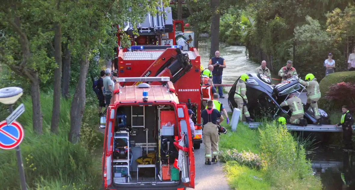 Auto belandt in sloot bij eenzijdig ongeval - Foto 5