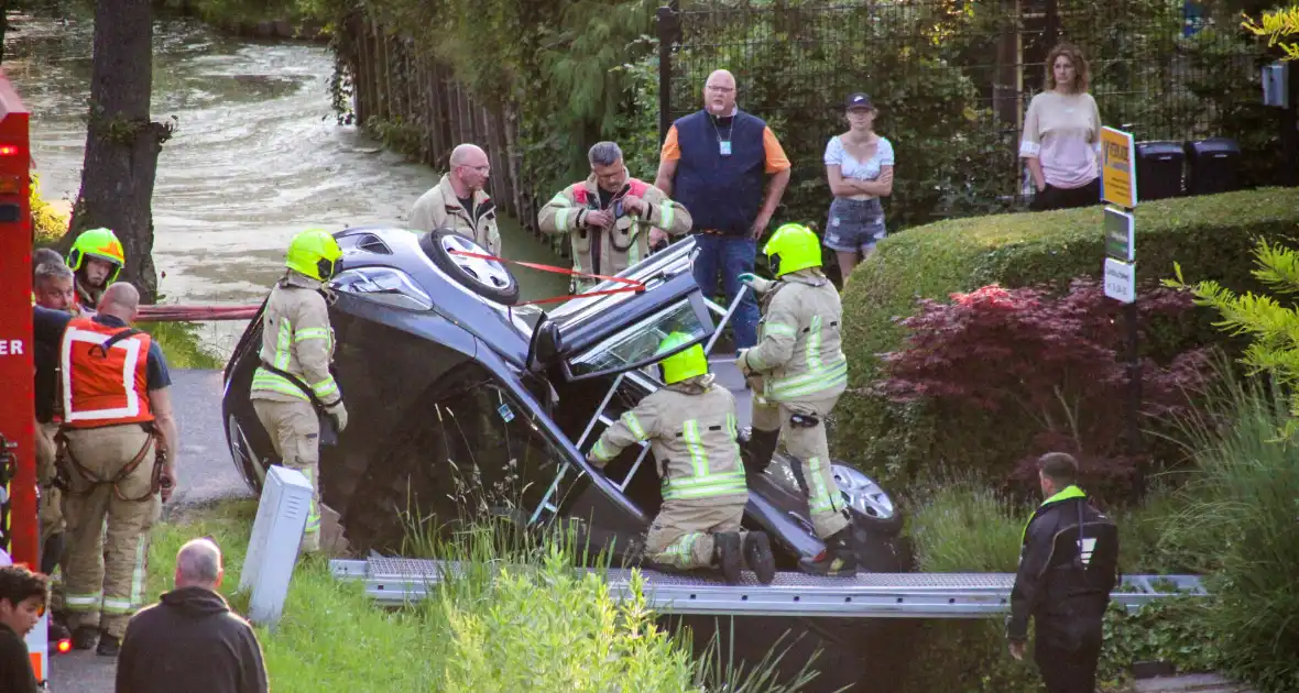 Auto belandt in sloot bij eenzijdig ongeval - Foto 6