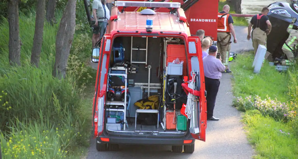 Auto belandt in sloot bij eenzijdig ongeval - Foto 7