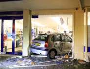 Ravage nadat auto winkel inrijdt