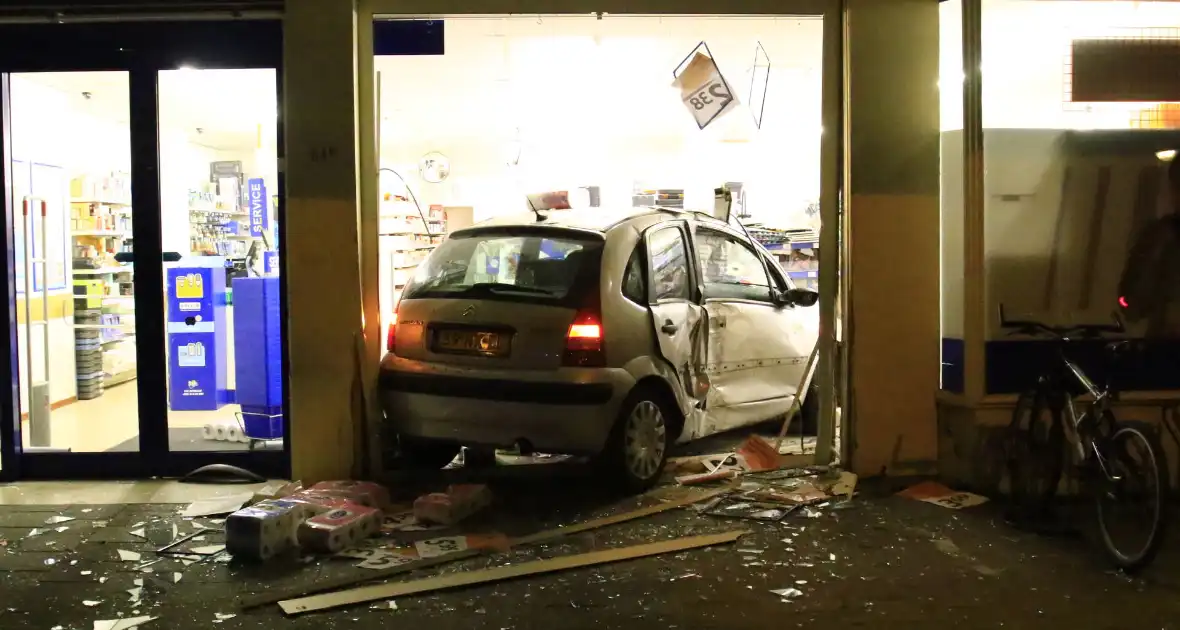 Ravage nadat auto winkel inrijdt - Foto 1