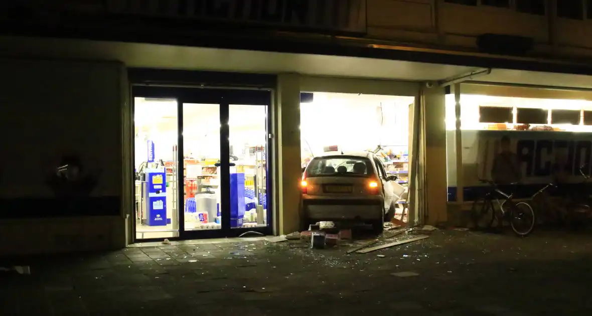 Ravage nadat auto winkel inrijdt - Foto 2