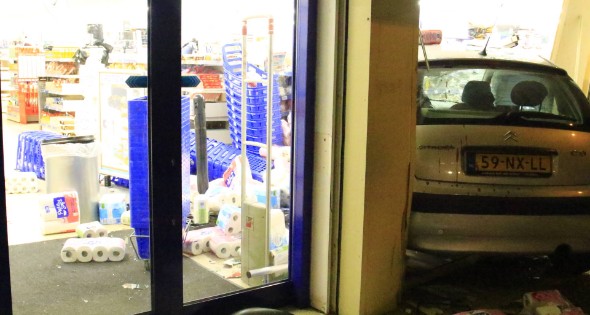 Ravage nadat auto winkel inrijdt - Afbeelding 3