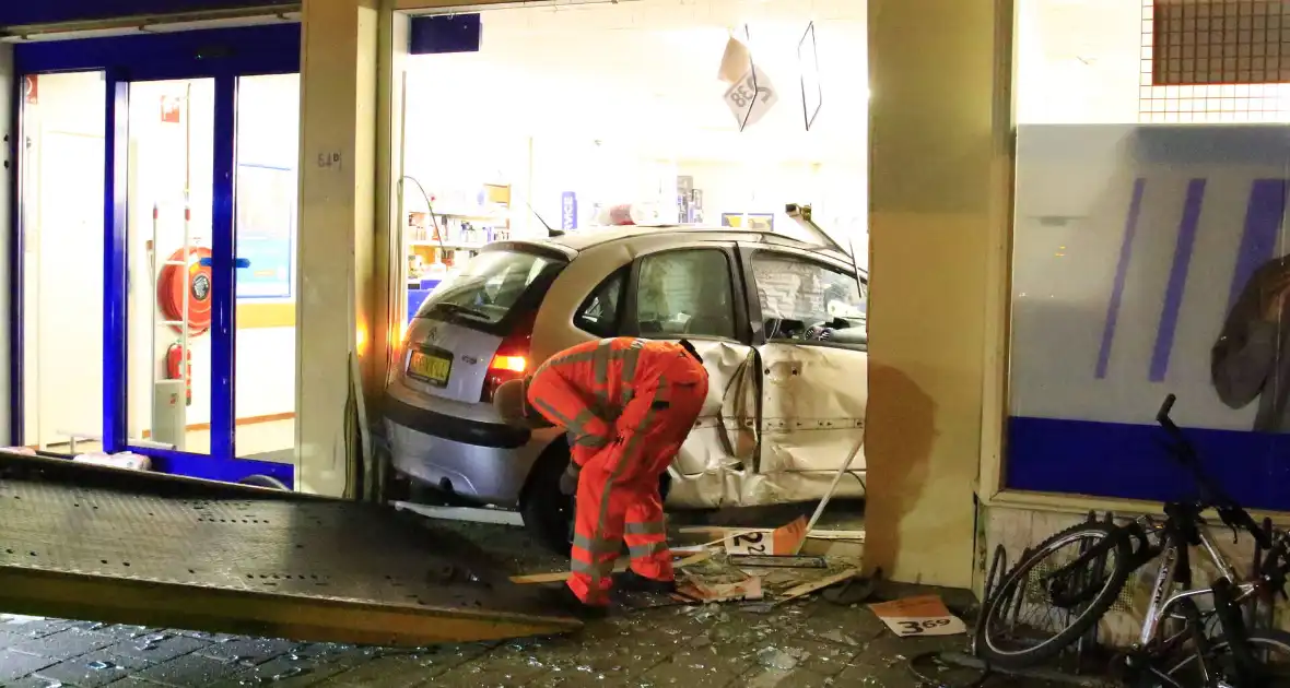 Ravage nadat auto winkel inrijdt - Foto 5