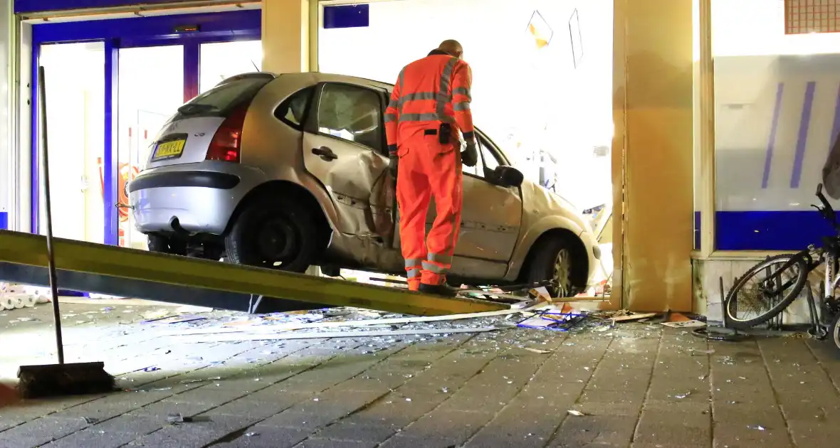 Ravage nadat auto winkel inrijdt - Foto 8