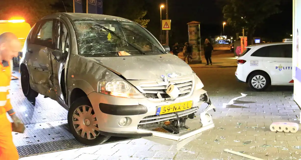 Ravage nadat auto winkel inrijdt - Foto 9