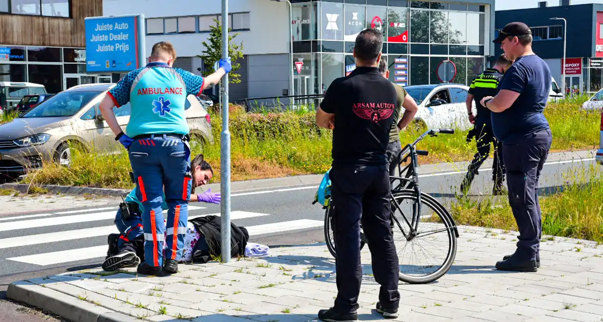 Omstanders bieden eerste hulp na fietsongeval - Foto 1