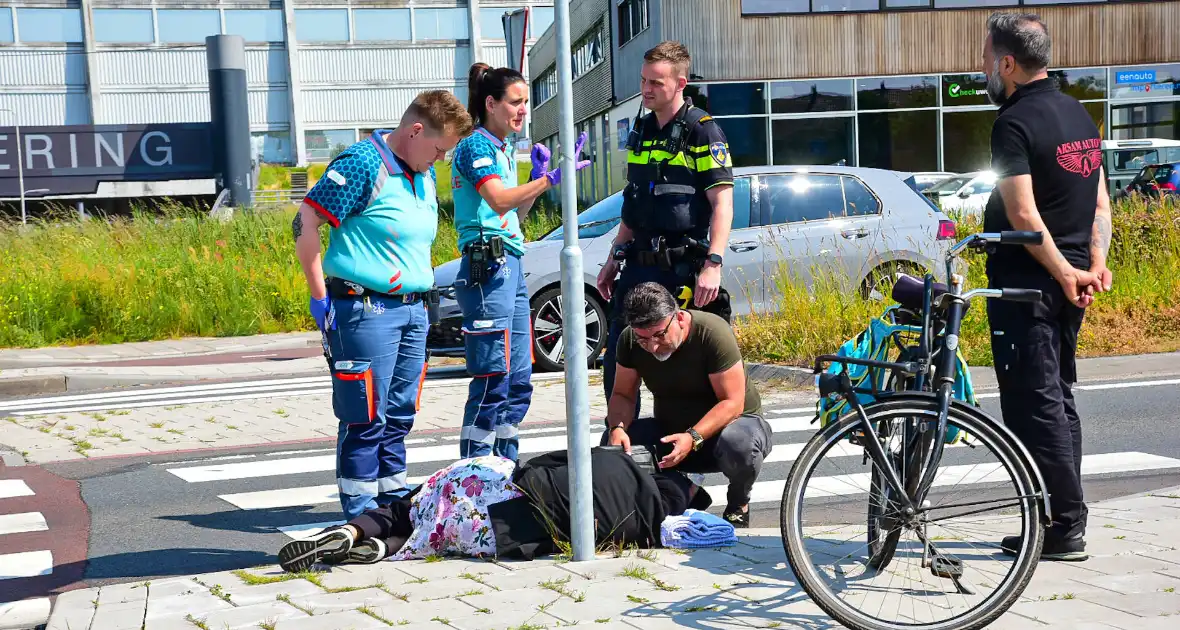 Omstanders bieden eerste hulp na fietsongeval - Foto 4