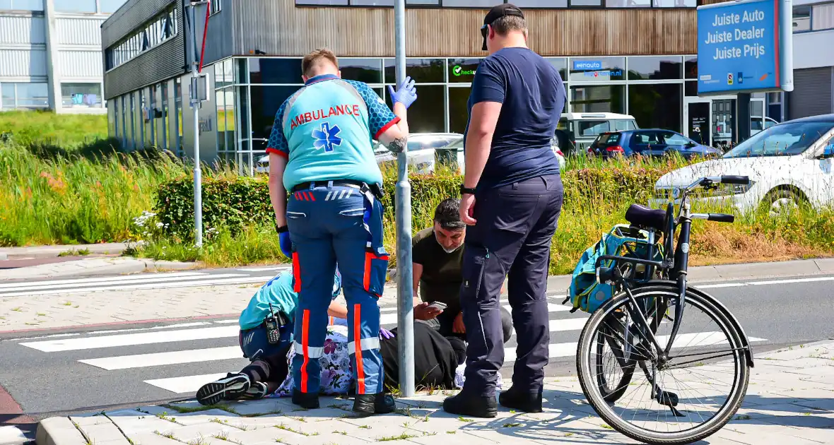 Omstanders bieden eerste hulp na fietsongeval - Foto 6