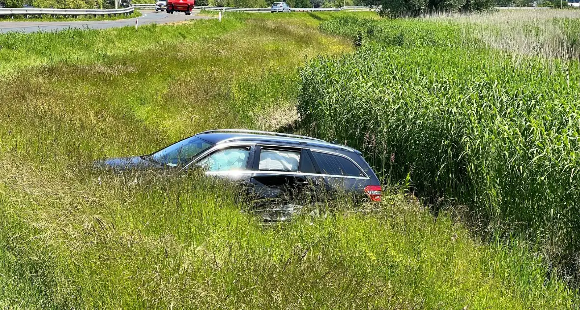 Auto raakt van dijk na heftige botsing