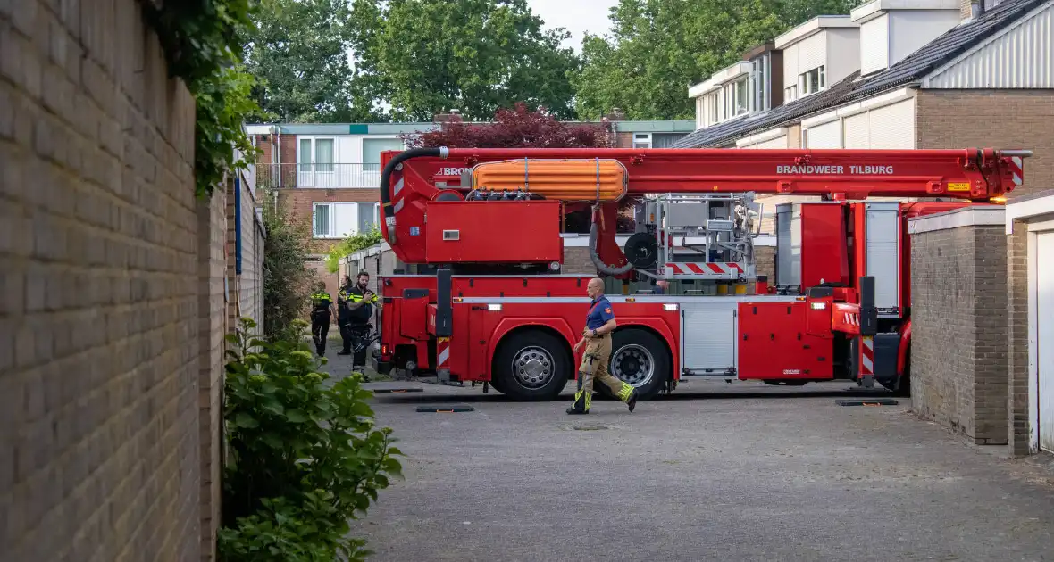 Arrestatieteam ingezet voor persoon op dak van gebouw - Foto 1