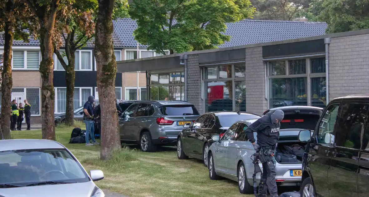 Arrestatieteam ingezet voor persoon op dak van gebouw - Foto 3