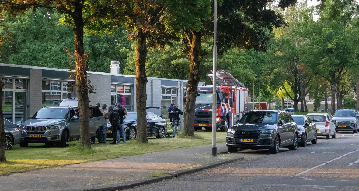 Arrestatieteam ingezet voor persoon op dak van gebouw - Foto 4