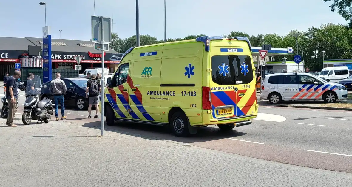 Auto en scooter botsen bij oversteekplaats - Foto 1