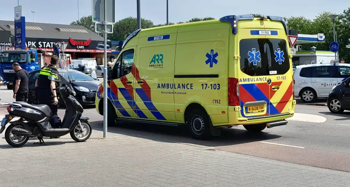 Auto en scooter botsen bij oversteekplaats - Foto 2