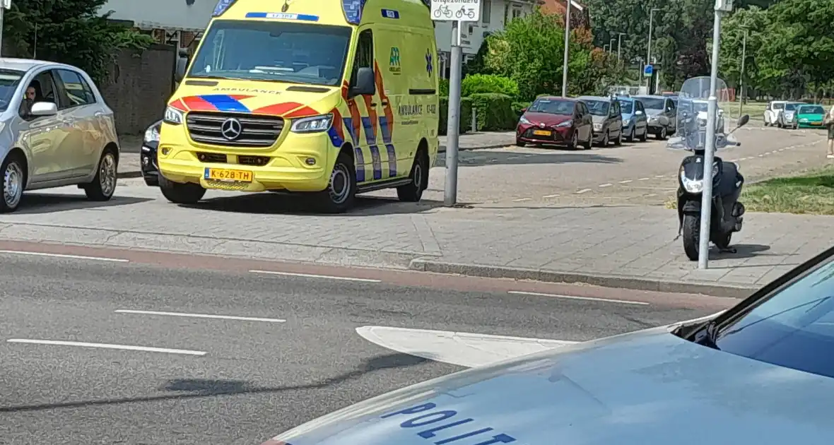 Auto en scooter botsen bij oversteekplaats - Foto 3