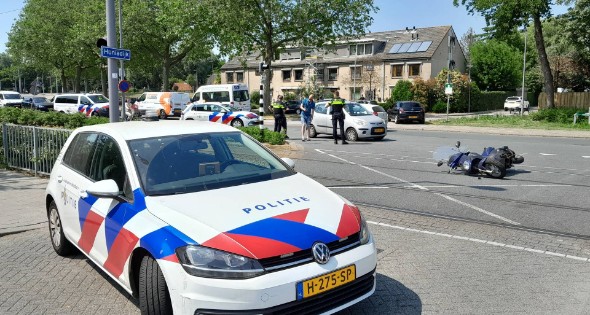 Auto en scooter botsen op elkaar - Afbeelding 3