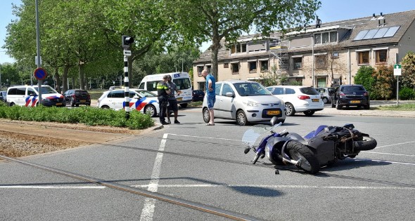 Auto en scooter botsen op elkaar - Afbeelding 4