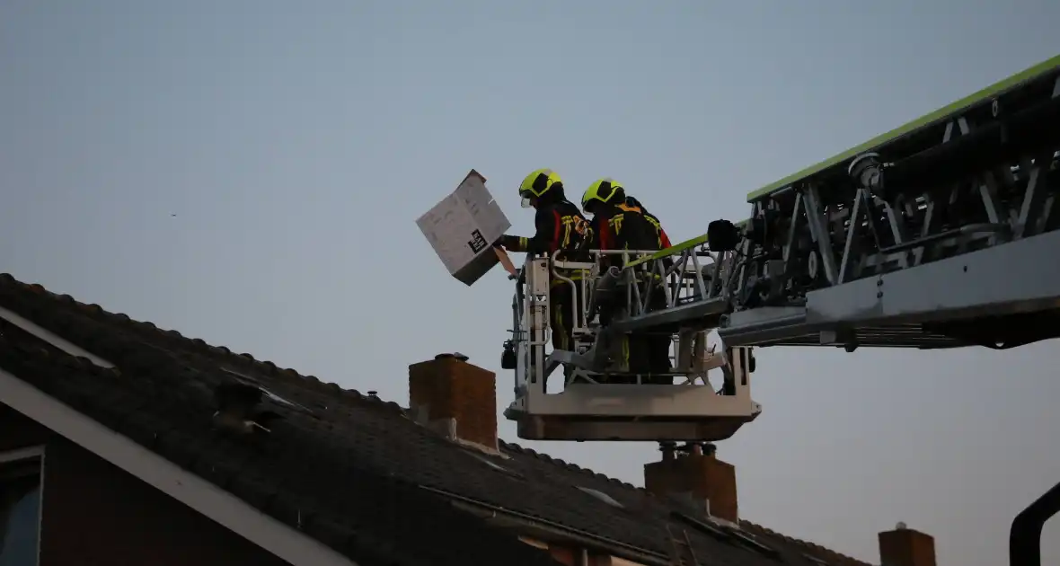 Brandweer ingezet voor gans op dak van schuur - Foto 7