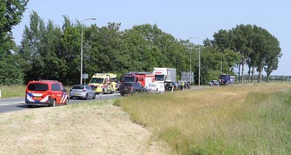 Frontale botsing tussen vrachtwagen en personenauto