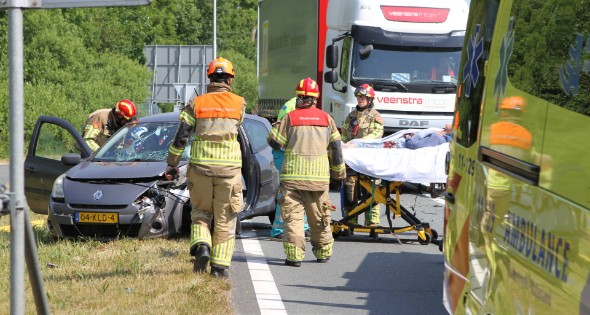 Frontale botsing tussen vrachtwagen en personenauto - Afbeelding 1