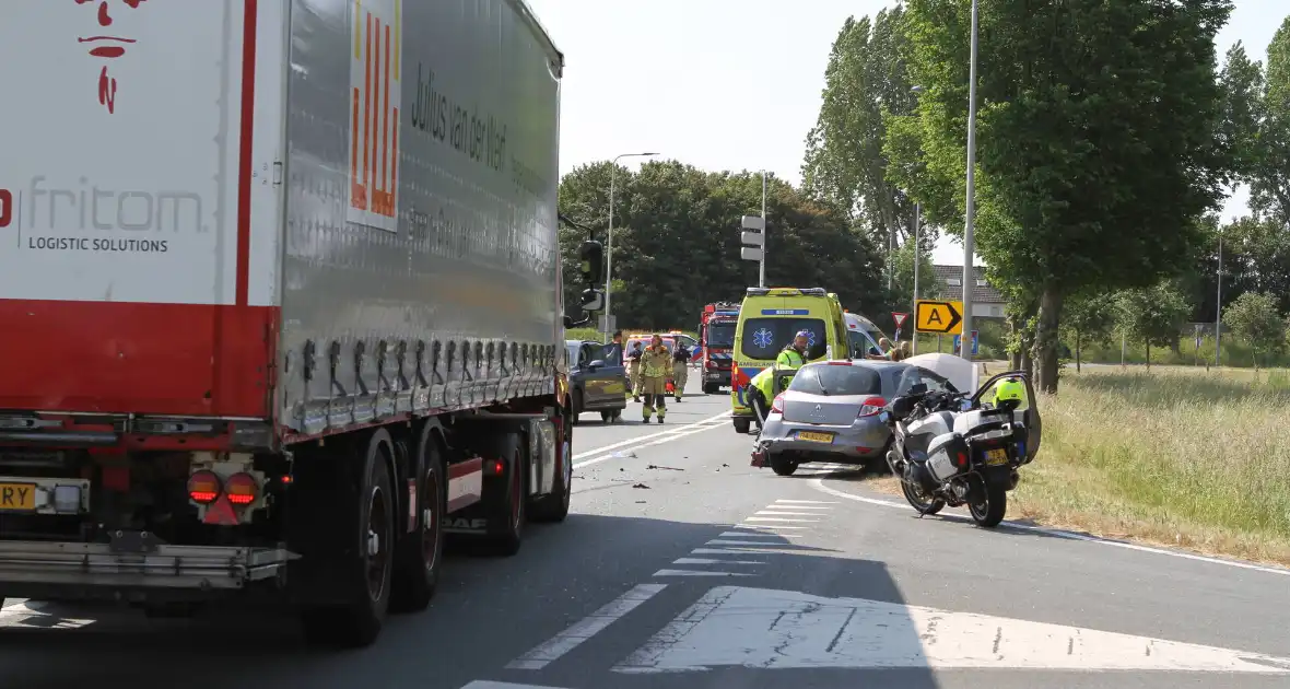 Frontale botsing tussen vrachtwagen en personenauto - Foto 10