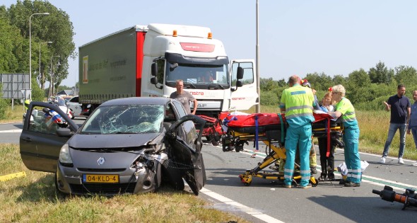 Frontale botsing tussen vrachtwagen en personenauto - Afbeelding 2