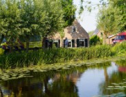 Wielrenner raakt te water