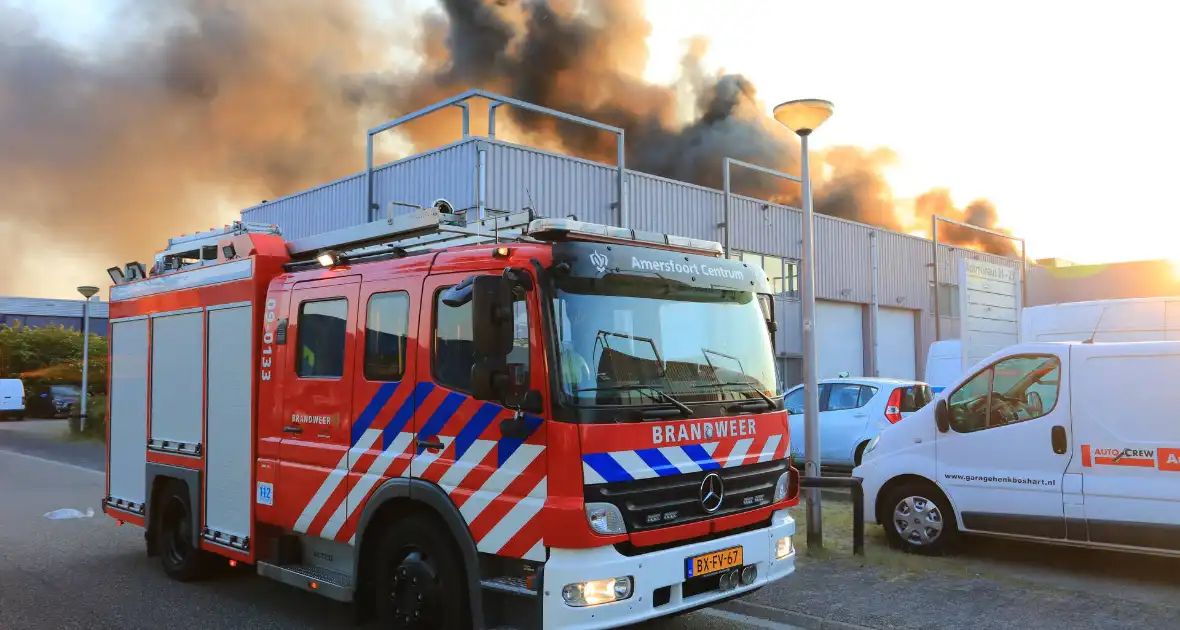 Uitslaande brand in bedrijfsloods - Foto 1