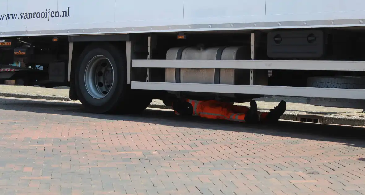 Vrachtwagen verliest grote hoeveelheid dieselolie - Foto 7