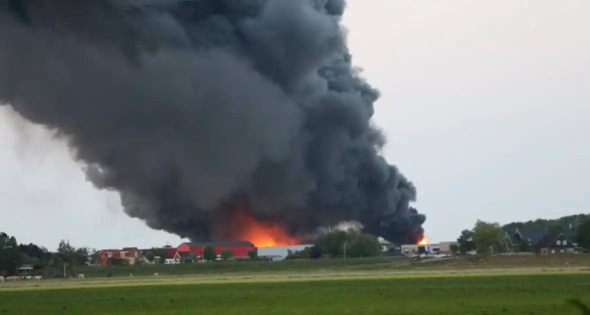 Enorme brand in houthandel