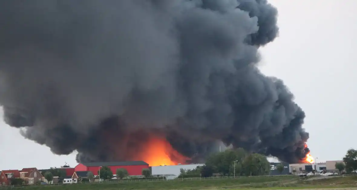 Enorme brand in houthandel - Foto 1