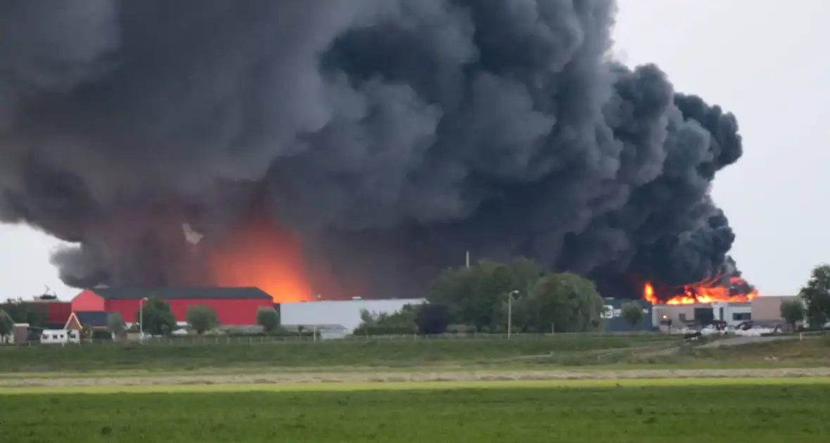 Enorme brand in houthandel - Foto 3
