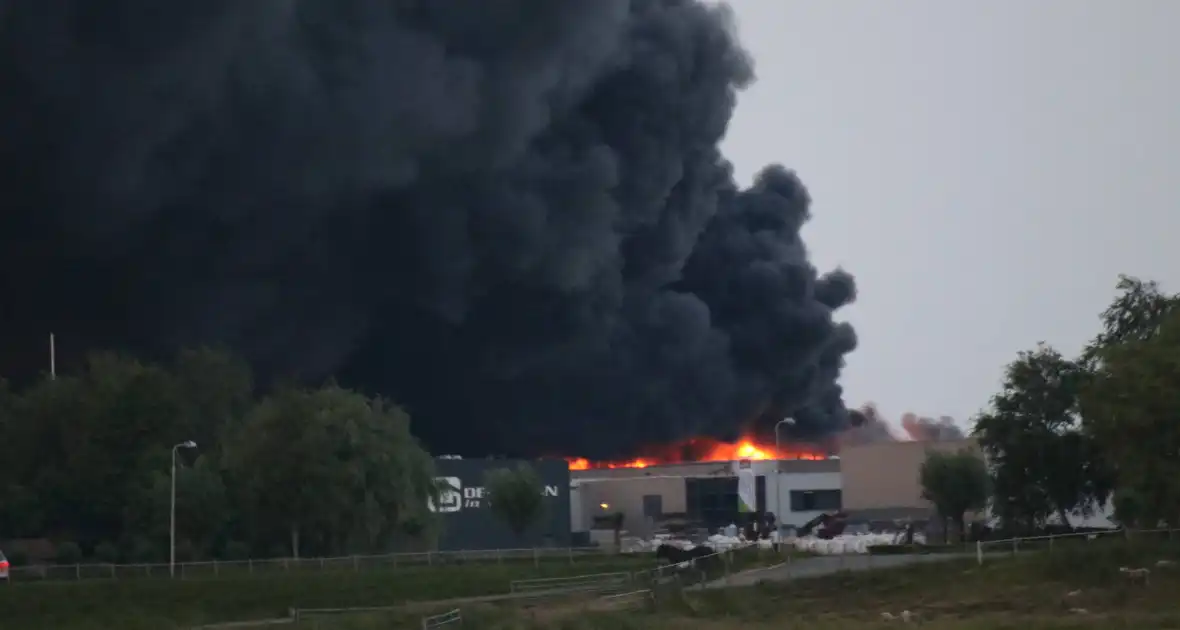 Enorme brand in houthandel - Foto 4