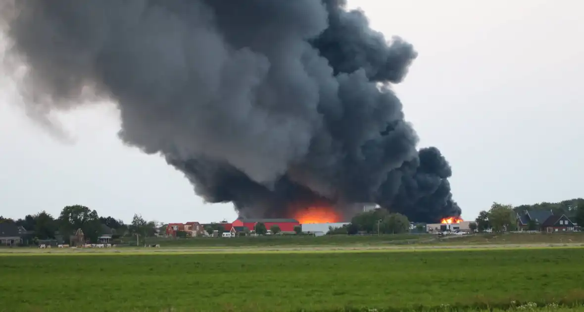 Enorme brand in houthandel - Foto 5
